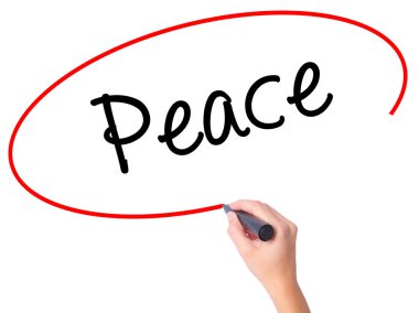 Kadın el barış ile siyah kalemi görsel ekranda yazma.