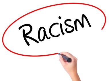 Kadın el ırkçılık ile siyah kalemi görsel ekranda yazma..