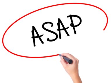 Kadın el asap ile siyah kalemi görsel ekranda yazma.