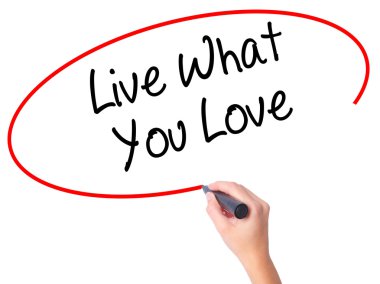 Kadın el Live What You Love ile siyah kalemi Görs üzerinde yazma.