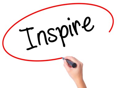 Kadın el Inspire siyah kalemi ile görsel ekranda yazma.