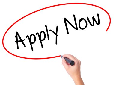 Kadın el Şimdi Uygula görsel ekranda siyah kalemi ile yazma