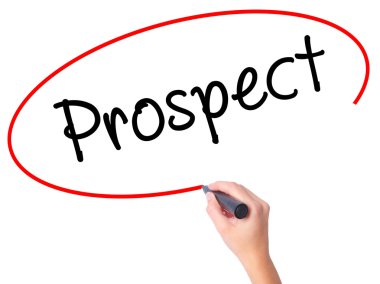 Kadın el umudu ile siyah kalemi görsel ekranda yazma.