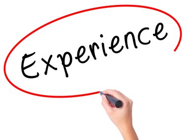 Kadın el yazma deneyimi ile siyah kalemi görsel ekranda