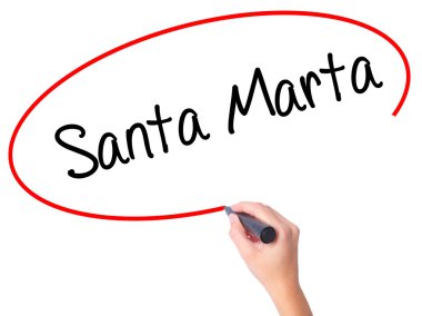 Kadın el Santa Marta ile siyah kalemi görsel dağ eteğindeki taş yığını üzerinde yazma.