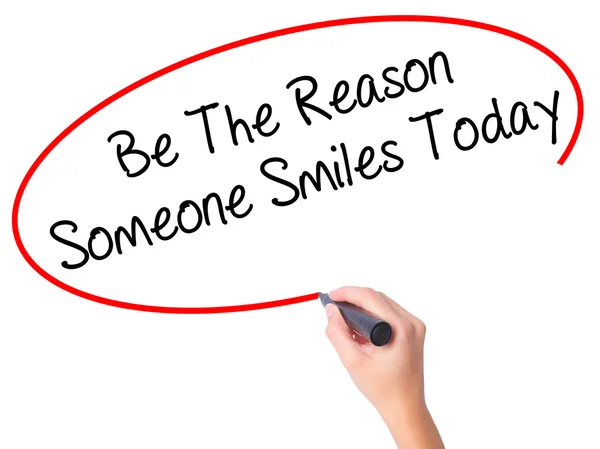 Женщины, пишущие Be The Reason Someone Smiles Today с блэком — стоковое фото