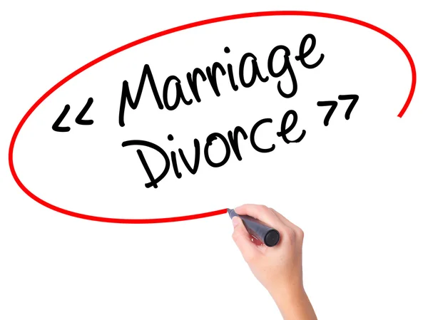 Ženy ručně psaného textu manželství - Rozvod s černou značkou na aplikaci Visual — Stock fotografie