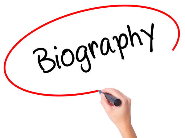 Женщины пишут биографию черным маркером на визуальном экране
