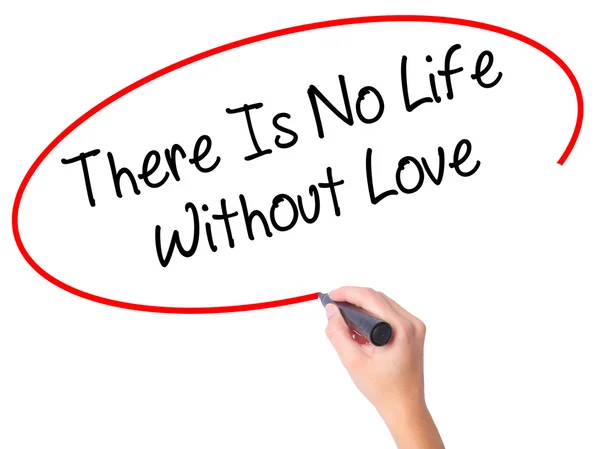 Женщины, пишущие черной меткой "Без любви нет жизни" — стоковое фото