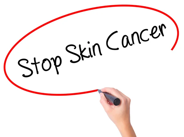 Женщины пишут стоп-рак кожи с черным маркером на картинке — стоковое фото