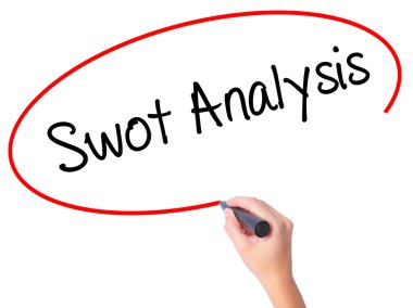 Kadın el SWOT analizi ile siyah kalemi görsel scr yazma.