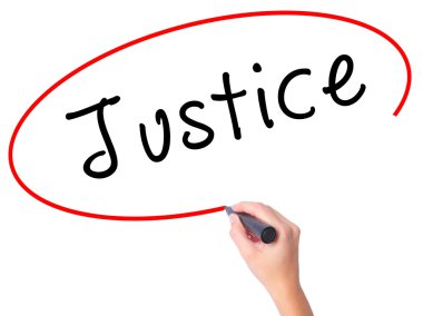 Kadın el adalet ile siyah kalemi görsel ekranda yazma.