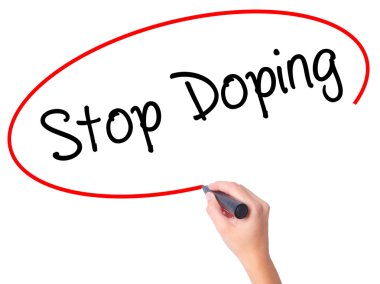 Kadın el durdurmak Doping ile siyah kalemi görsel dağ eteğindeki taş yığını üzerinde yazma