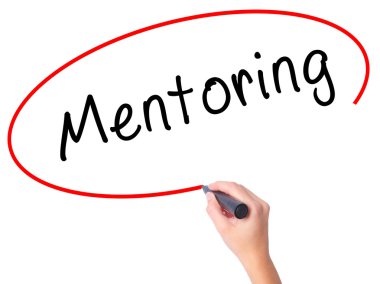 Kadın el Mentorluk siyah kalemi ile görsel ekranda yazma.