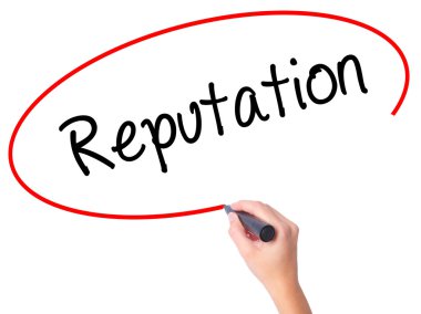 Kadın el itibar ile siyah kalemi görsel ekranda yazma.