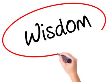 Kadın el bilgelik ile siyah kalemi görsel ekranda yazma.