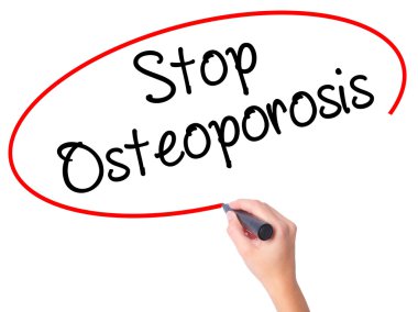 Kadın el durdurmak Osteoporoz ile siyah kalemi görsel üzerinde yazılı.