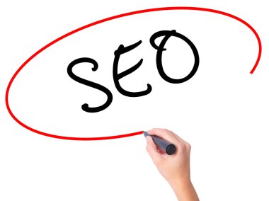 Kadın el SEO marker ile şeffaf silme tahtada yazılı.