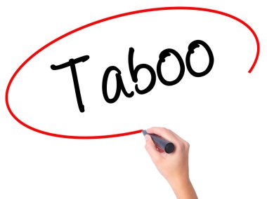 Kadın el tabu siyah kalemi ile görsel ekranda yazma.