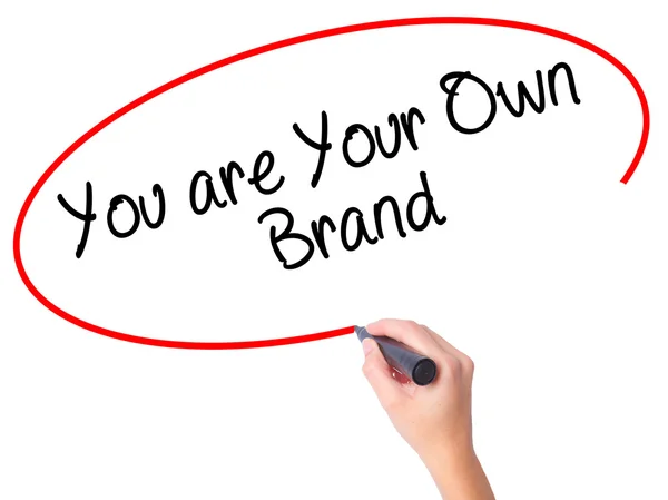 Женщины пишут You are Your Own Brand с черным маркером на V — стоковое фото