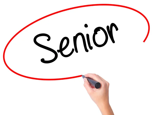 Mujer Hand writing Senior con marcador negro en pantalla visual — Foto de Stock