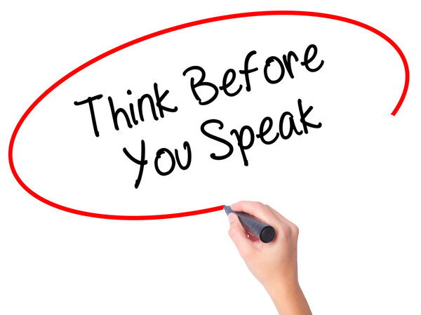 Женщины, пишущие Think Before You Speak с черным маркером на спине
