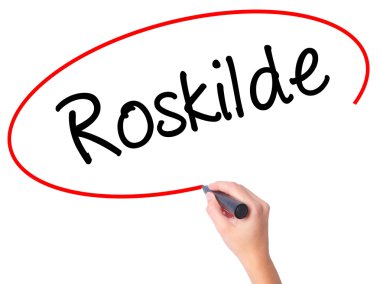 Kadın el ile siyah kalemi görsel ekranda Roskilde yazma