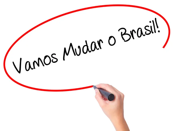 Рука женщины пишет Вамос Мудар о Бразилия! (Let 's Change Brazil in — стоковое фото