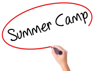 Kadın el yaz kampı ile siyah kalemi görsel dağ eteğindeki taş yığını üzerinde yazma.