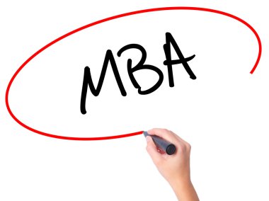 Kadın el MBA ile siyah kalemi görsel ekranda yazma.