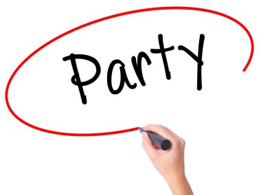 Kadın el parti siyah kalemi ile görsel ekranda yazma.