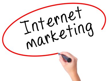 Kadın el Internet pazarlama ile siyah kalemi visua üzerinde yazma.
