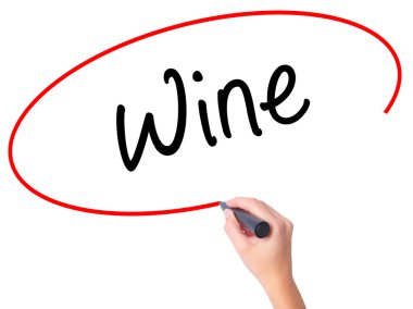 Kadın el şarap ile siyah kalemi görsel ekranda yazma.