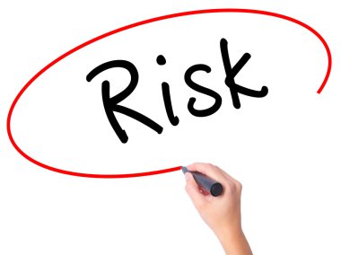 Kadın el risk ile siyah kalemi görsel ekranda yazma.