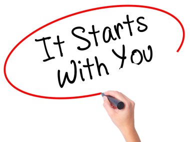 Kadın el o başlar With You visua üzerinde siyah kalemi ile yazma