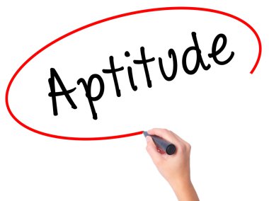 Kadın el yetenek ile siyah kalemi görsel ekranda yazma.