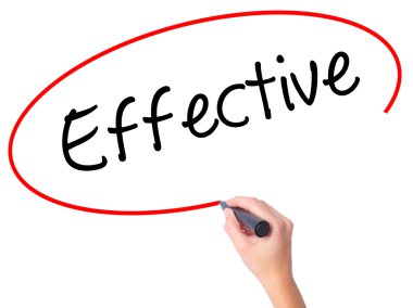 Kadın el etkili görsel ekranda siyah kalemi ile yazma.