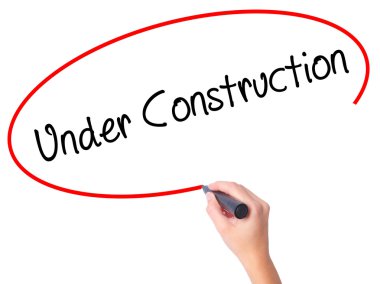 Kadın el yapım aşamasında siyah kalemi ile visua üzerinde yazma.