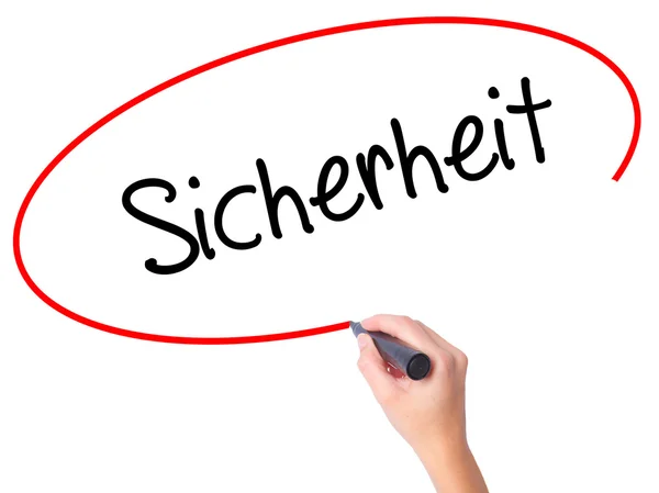 Kvinnor Hand skriver Sicherheit (säkerhet på tyska) med svart märke — Stockfoto