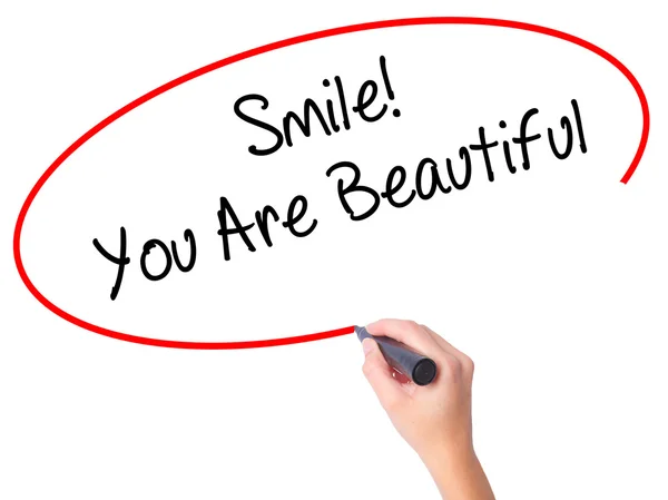 Vrouwen Hand schrijven glimlach! You Are Beautiful met zwarte marker op — Stockfoto
