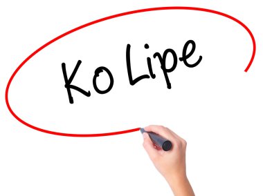 Kadın el Ko Lipe siyah kalemi ile görsel ekranda yazma.