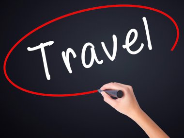 Kadın el yazma seyahat şeffaf kartı bir marker ile 