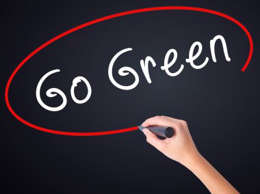 Kadın el yazma Go Green şeffaf kartı bir marker ile