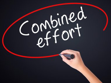 Kadın el yazma kombine çaba transparen üzerinde bir marker ile