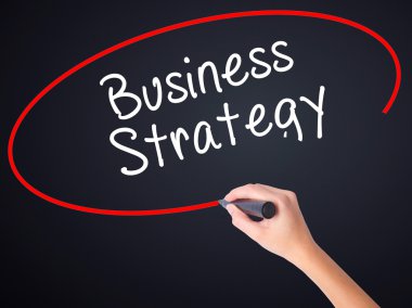 Kadın el yazma iş stratejisi üzerinde transpar bir marker ile