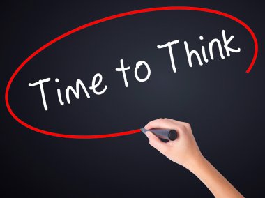 Kadın el yazma Time üzerinde şeffaf bir marker ile Think 