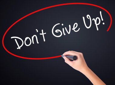 Kadın el yazma yok Give Up üzerinde şeffaf bir marker ile 