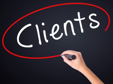 Kadın el yazma istemcileri bir marker şeffaf kartı ile 