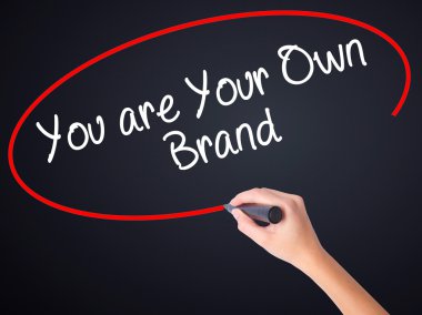 Kadın el yazma olduğunu Your kendi marka bir marker ile tra üzerinde