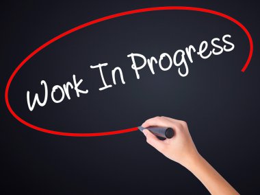 Kadın el yazma yapım aşamasında bir işaretleyici transpar üzerinde